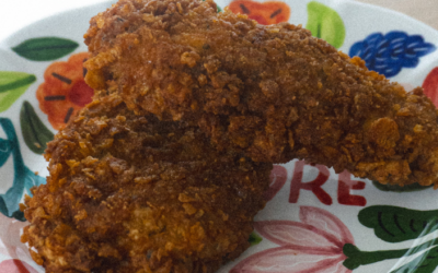 Poulet croustillant aux cornflakes et sauces piquantes pour un Hot Ones maison !